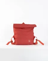 Mochila acolchada color beige con cierre superior enrollable y hebilla.