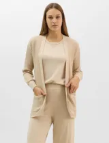 Cardigan abierto de tejido acanalado, con bolsillos frontales y mangas largas de corte entallado con puños de rib.