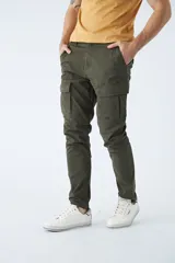 Pantalón cargo de corte slim, color negro, con bolsillos laterales con solapa y botones metálicos. Cuenta con cierre frontal, botón en la cintura y pasacintos.