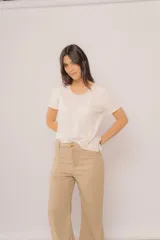 Pantalón de lino color beige, de corte recto, con bolsillos laterales y traseros.