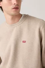 Sweater color arena de cuello redondo, con logo de Levi's bordado en rojo en el pecho.