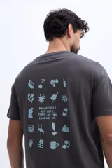Remera verde militar de algodón, con corte regular y gran estampado gráfico en la espalda con iconos y texto alusivo.