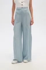 Pantalon de lyocell de tiro alto y corte ancho, con diseño de pinzas frontales y costuras verticales decorativas.