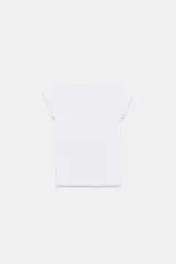 Camiseta negra de corte slim fit, con cuello barco y manga corta.