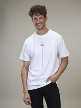 Remera blanca de algodón con estampado minimalista de la marca NOSN38 & THOMAS y una línea vertical negra.