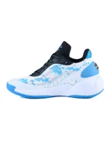 Championes de básquetbol Umbro modelo Dribble, con diseño de camuflaje en tonos grises y negros. Presentan una suela robusta con entresuela blanca y detalles geométricos en el talón.