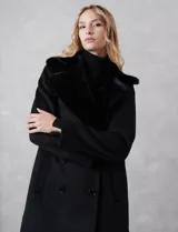 Tapado de lana Michael Kors con doble abotonadura y cuello de solapa ancha revestido en piel sintética. Presenta cierre frontal con seis botones grabados, bolsillos laterales de ojal y silueta de corte recto a la altura del muslo.