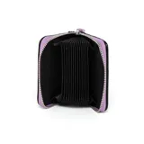 Tarjetero púrpura de cuero sintético con cierre de cremallera y logo XL en el frente.