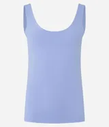 Musculosa básica de poliamida color naranja, con escote en U y breteles anchos. Diseño ajustado al cuerpo, ligero y fresco.