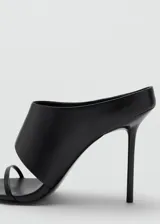 Sandalias de tacón alto color negro, con diseño destalonado, tira ancha superior y tira fina en la parte delantera.