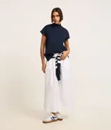 Blusa verde de punto texturizado, con cuello alto acanalado y manga corta amplia.