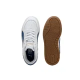 Championes Puma modelo Caven III JR, de diseño urbano con base blanca, franja lateral azul y suela de goma color caramelo.