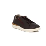 Championes casuales de cuero sintético color marrón oscuro, con cierre lateral decorativo, cordones al tono y suela de goma color crema con detalle en marrón.