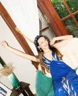 Pañuelo versátil confeccionado en tela de fiesta totalmente cubierta de lentejuelas azul marino, diseñado para usar como faja, bufanda, accesorio para el cabello u otras combinaciones.