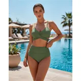 Bikini de dos piezas color fucsia. El top presenta un diseño cruzado en el frente con breteles finos ajustables, mientras que la bombacha es de tiro alto con detalle de frunces laterales.