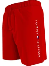 Short de baño rojo con cintura elástica y cordón ajustable.