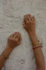 Anillo dorado con diseño irregular que simula un pétalo.