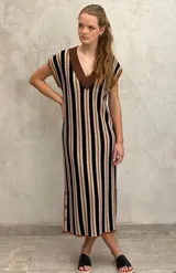 Vestido midi de punto con estampado de rayas verticales en negro, beige y marrón. Tiene escote en V con ribete marrón, mangas cortas y botones decorativos en el lateral de la falda.