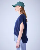 Sweater sin mangas de cuello V, color azul marino, confeccionado en cashmere.