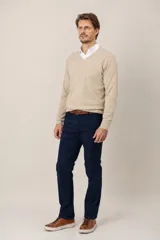 Pantalón de gabardina de algodón con diseño de cinco bolsillos y corte clásico.