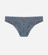 Bombacha bikini Lov confeccionada en encaje rústico con textura floral, de laterales anchos y cintura elástica con aplique de moño y dije colgante.