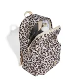 Mochila Adidas con estampado animal print tipo leopardo en tonos beige, blanco y marrón, con bolsillo frontal con cierre y logo dorado de la marca.