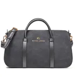 Cartera tipo baúl compacta de símil gamuza color negro, combinada con detalles de PU liso. Cuenta con doble asa corta rígida, correa larga regulable y desmontable, y herrajes metálicos dorados. El compartimento principal tiene cierre superior y un bolsillo interno con cierre. Detalle frontal con logo XL metalizado.