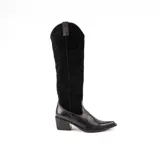 Bota texana alta de cuero negro, con caña de gamuza, taco cuadrado y puntera fina con sutiles pespuntes decorativos.
