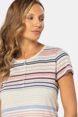 Remera de manga corta con escote en V y botones, con estampado de rayas horizontales en tonos pastel.