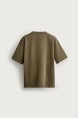Remera de corte holgado color gris oscuro, con cuello redondo y mangas cortas. Confeccionada en tejido suave con mezcla de modal.