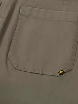 Pantalon de corte wide leg en color verde oliva, con tiro medio, cierre frontal con botón y bolsillos frontales tipo cargo.