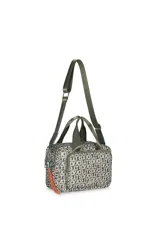 Bandolera con estampado de letras en tonos beige y gris, con correa larga regulable y doble asa de mano en color verde militar. Incluye un adorno de cordones naranja y verde.