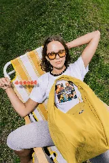 Bolso de nylon color amarillo mostaza, tipo deportivo o de viaje, con asas de mano y cierre principal.