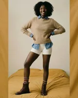 Borcego de cuero vacuno color negro, con diseño acordonado, suela de goma dentada y cierre lateral interno.