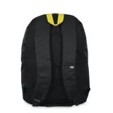 Mochila urbana negra con detalles en amarillo, con logo oficial de la NBA en la correa. Cuenta con correas acolchadas ajustables y panel trasero de malla transpirable.
