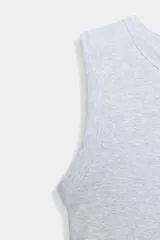 Top musculosa de punto acanalado color blanco, con cuello redondo.