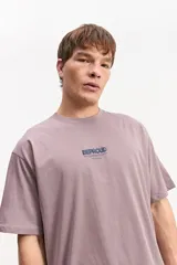 Remera oversize de algodón color negro, con diseño amplio y estampa en la espalda que incluye texto en relieve y gráficos.