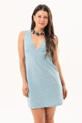 Vestido corto celeste con estampado de cuadros, de silueta recta y sin mangas, con escote en V profundo y recortes en diagonal.
