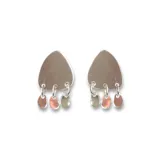 Par de aros colgantes plateados con forma triangular y tres dijes redondos colgando de la base.