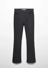 Pantalón de jean negro, de corte flare, tiro alto y largo cropped.