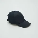 Gorra de béisbol negra con visera curva y correa ajustable en la parte posterior.