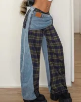 Pantalón de corte ancho y tiro bajo, confeccionado con un diseño híbrido de denim celeste y tela a cuadros en tonos azul marino y amarillo. Presenta detalles de superposición y cierre decorativo en la parte frontal.