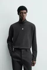 Camiseta de hombre manga larga y cuello perkins, de calce regular fit y color negro, confeccionada en tejido compacto de algodón.