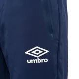 Pantalón deportivo azul marino con cintura elástica y puños ajustados en los tobillos. Presenta el escudo del Club Nacional de Football en la pierna derecha y el logo de Umbro en la izquierda. Cuenta con bolsillos laterales con cierre.