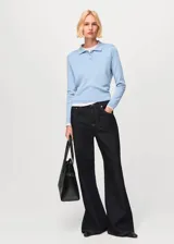 Jersey de punto fino en mezcla de algodón y lana, color celeste, con cuello polo y cierre frontal de botones.