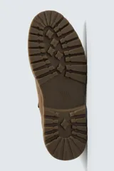 Bota de caña baja con acabado en serraje, horma redonda y suela track con volumen.