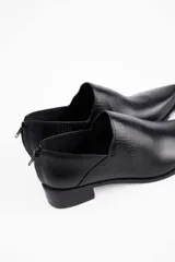 Zapato tipo mocasín de cuero vacuno con textura grabada, diseño de punta fina y taco bajo cuadrado. Cuenta con cierre en la parte posterior del talón.