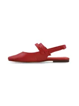 Ballerina plana de cuero color rojo, con punta fina, tiras cruzadas en el empeine con hebillas metálicas doradas y tira ajustable en el talón.