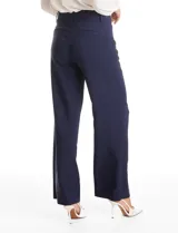 Pantalón sastrero de tiro alto y pierna ancha, con cierre frontal y gancho interno. Presenta bolsillos laterales de ojal y un diseño minimalista con caída fluida.