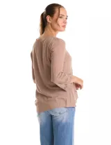 Blusa de rayón color marrón con escote en V y mangas tres cuartos acampanadas. Presenta detalles de bordado suizo y calados florales en los puños y en el ruedo asimétrico con terminación festoneada.